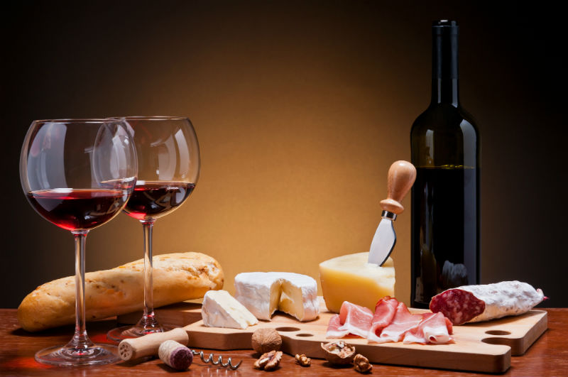 Существуют сотни разновидностей сыров с различным вкусом, текстурой, цветом, ароматом. Существуют сотни разновидностей сыров с различным вкусом, текстурой, цветом, ароматом