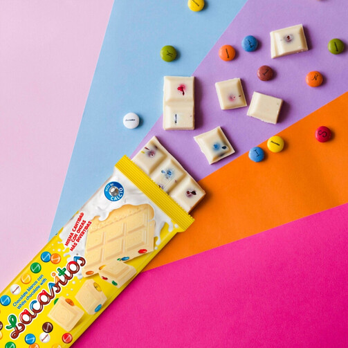 Белый шоколад с драже из молочного шоколада в цветной сахарной глазури 100 гр  (арт. LAC123902)