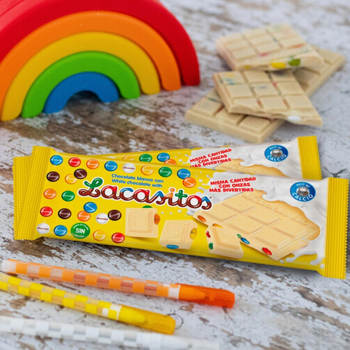 Белый шоколад с драже из молочного шоколада в цветной сахарной глазури 100 гр  (арт. LAC123902)