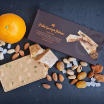 Карамельный шоколад с апельсином, миндалём Маркона и фисташками