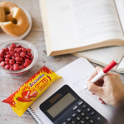 Драже из молочного шоколада в цветной сахарной глазури со вкусом Чили 60 гр  (арт. LAC053700)