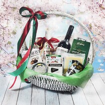 Подарочная корзина деликатесов "Вкусный праздник"