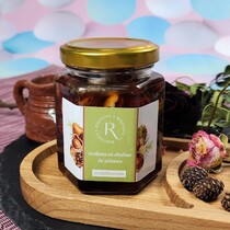 Фундук в сиропе из сосновой шишки