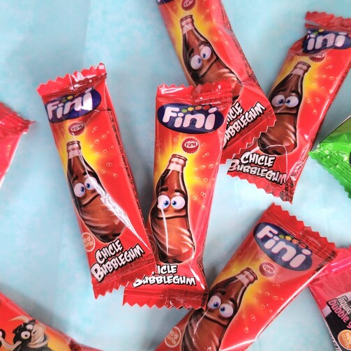 Жевательная резинка с жидкой начинкой Кола Fini 