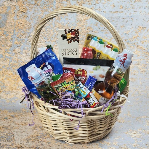 Набор сладостей детский в плетеной корзине 