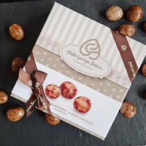 Миндаль с турроном из Хихоны в шоколадном корпусе