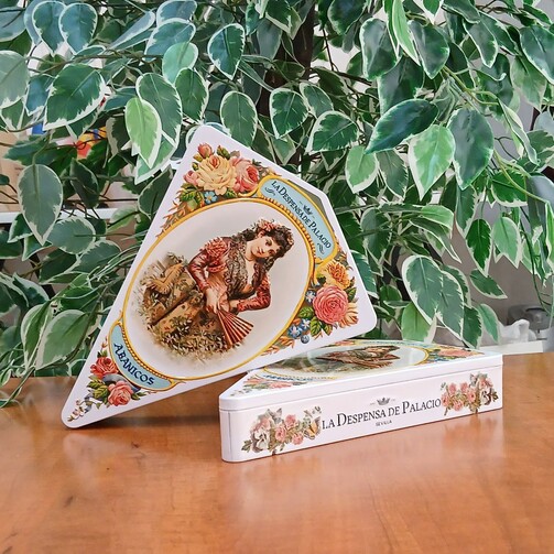 Шоколадные кластеры с фундуком и миндалем (метал. коробка)  (арт. SKU058)