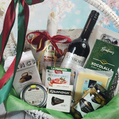 Подарочная корзина деликатесов "Вкусный праздник" 