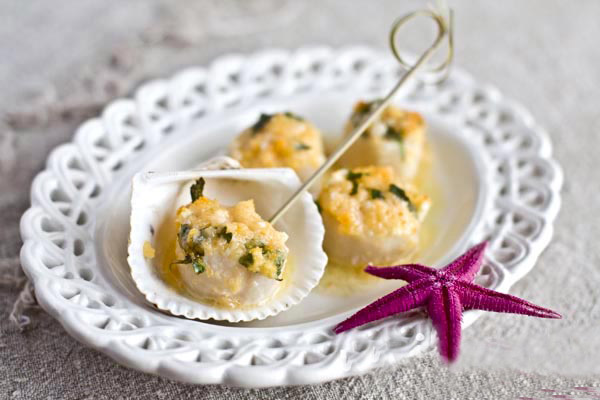 Как вкусно приготовить гребешок в раковине с икрой в духовке?