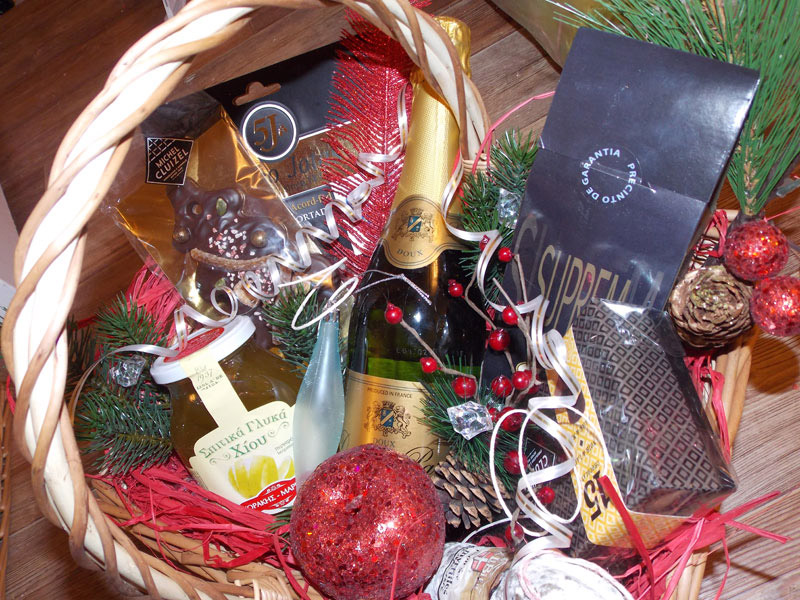 Что положить в подарочную корзину?