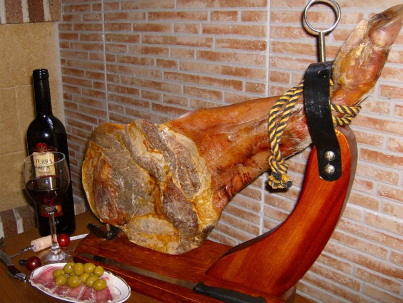 С апреля 2013 года, Россельхознадзором был введен запрет на поставки продуктов питания из Испании. С апреля 2013 года, Россельхознадзором был введен запрет на поставки продуктов питания из Испании.