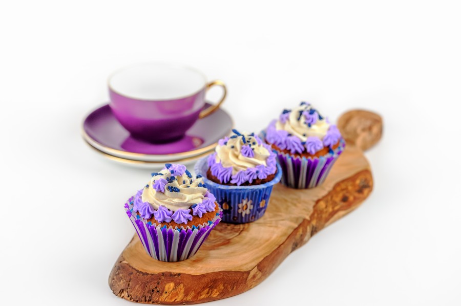 Капкейки с шоколадом и фиалками
