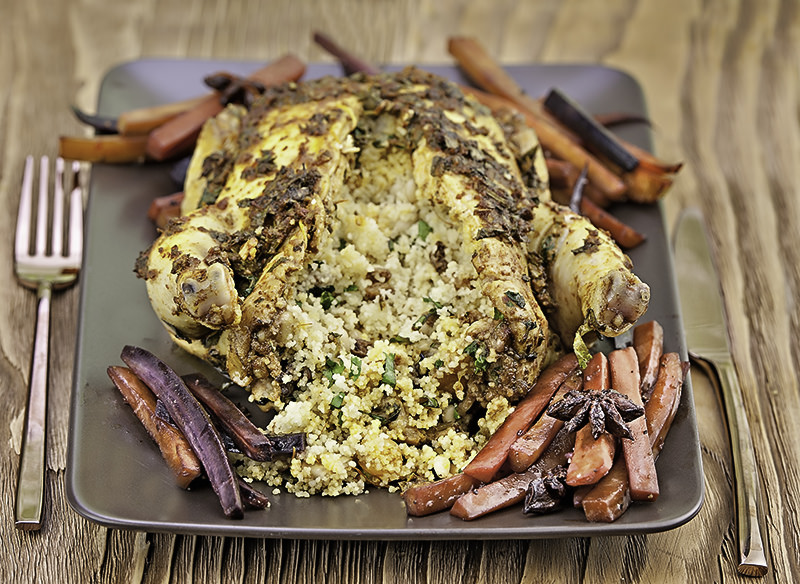 Жареные цыплята с начинкой из кускуса и пряная морковь с бадьяном