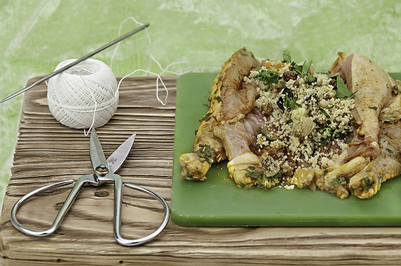 Приготовление жареных цыплят с начинкой из кускуса и пряной морковью с бадьяном