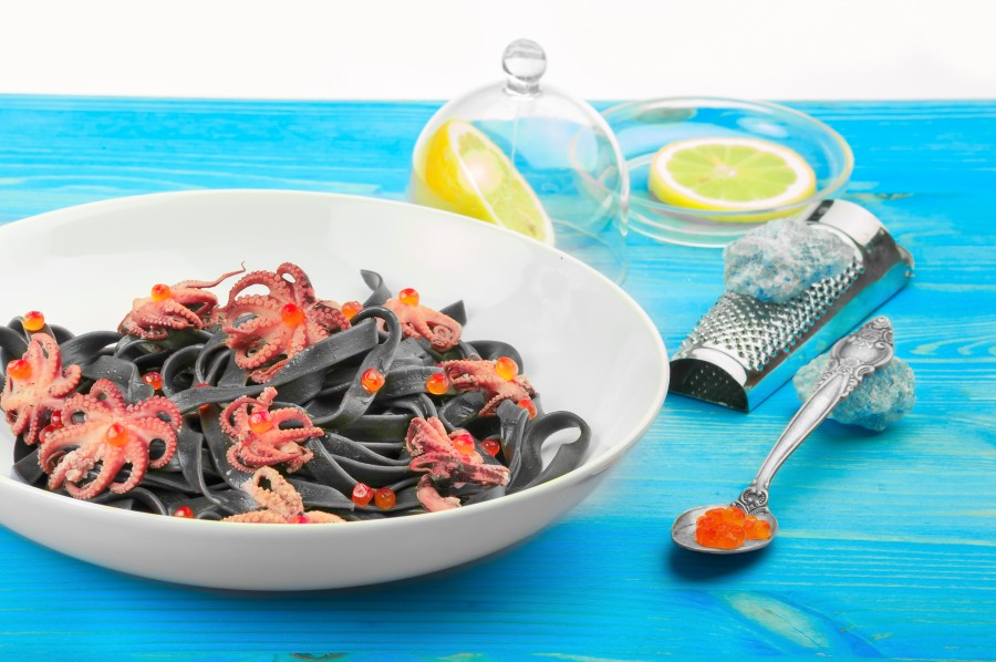 Паста с осьминогами и красной икрой