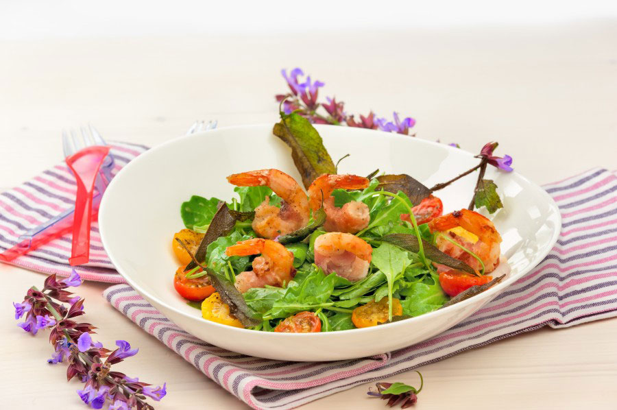 Салат из руколы с королевскими креветками и заправкой с бальзамико Салат из руколы с королевскими креветками и заправкой с бальзамиком