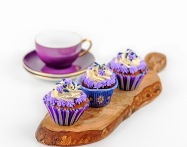 Капкейки с шоколадом и фиалками