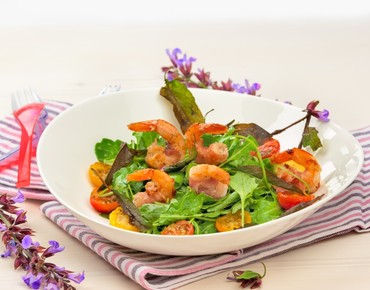 Салат из руколы с королевскими креветками и заправкой с бальзамико